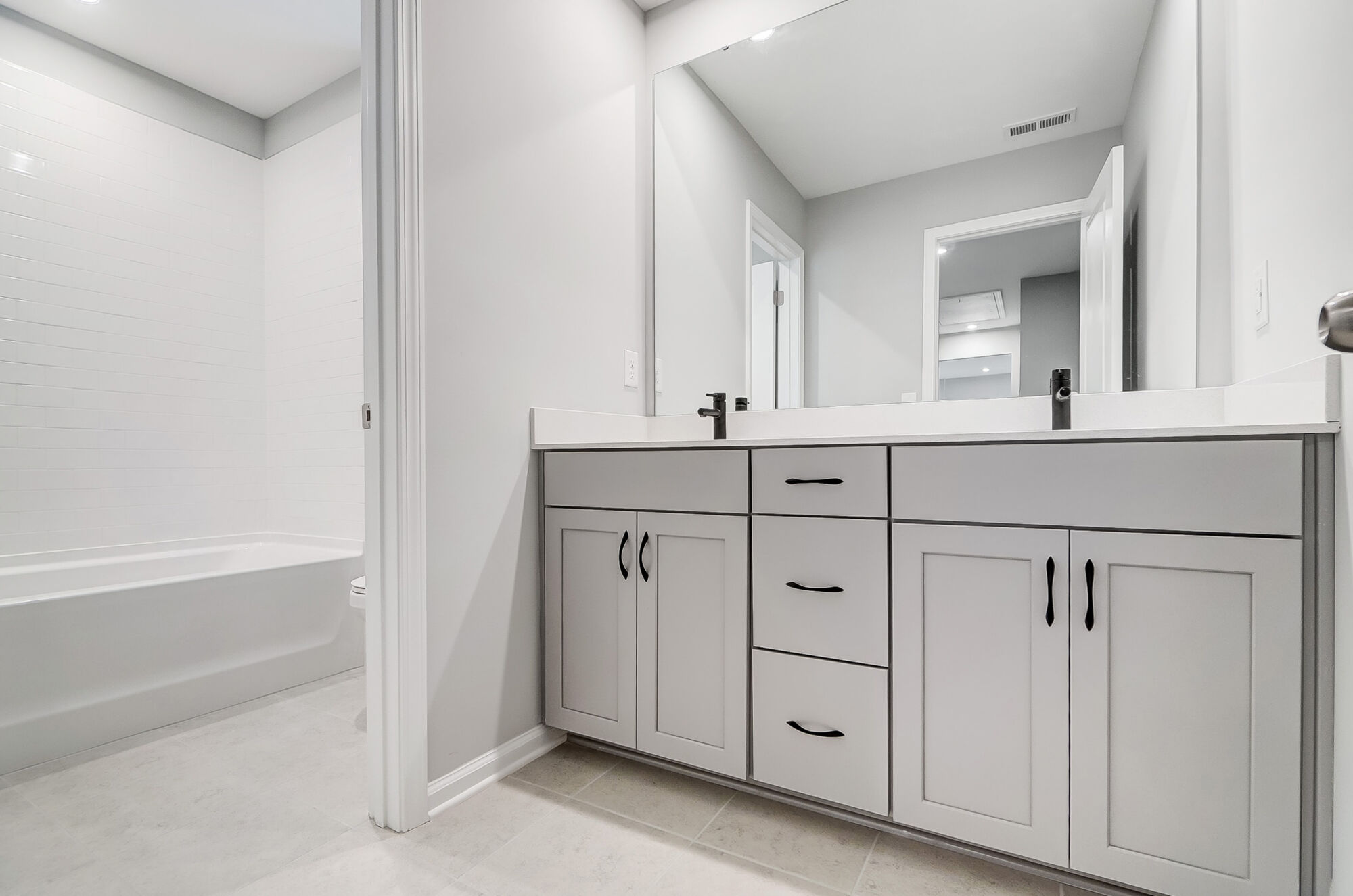 Upstairs hall full bath