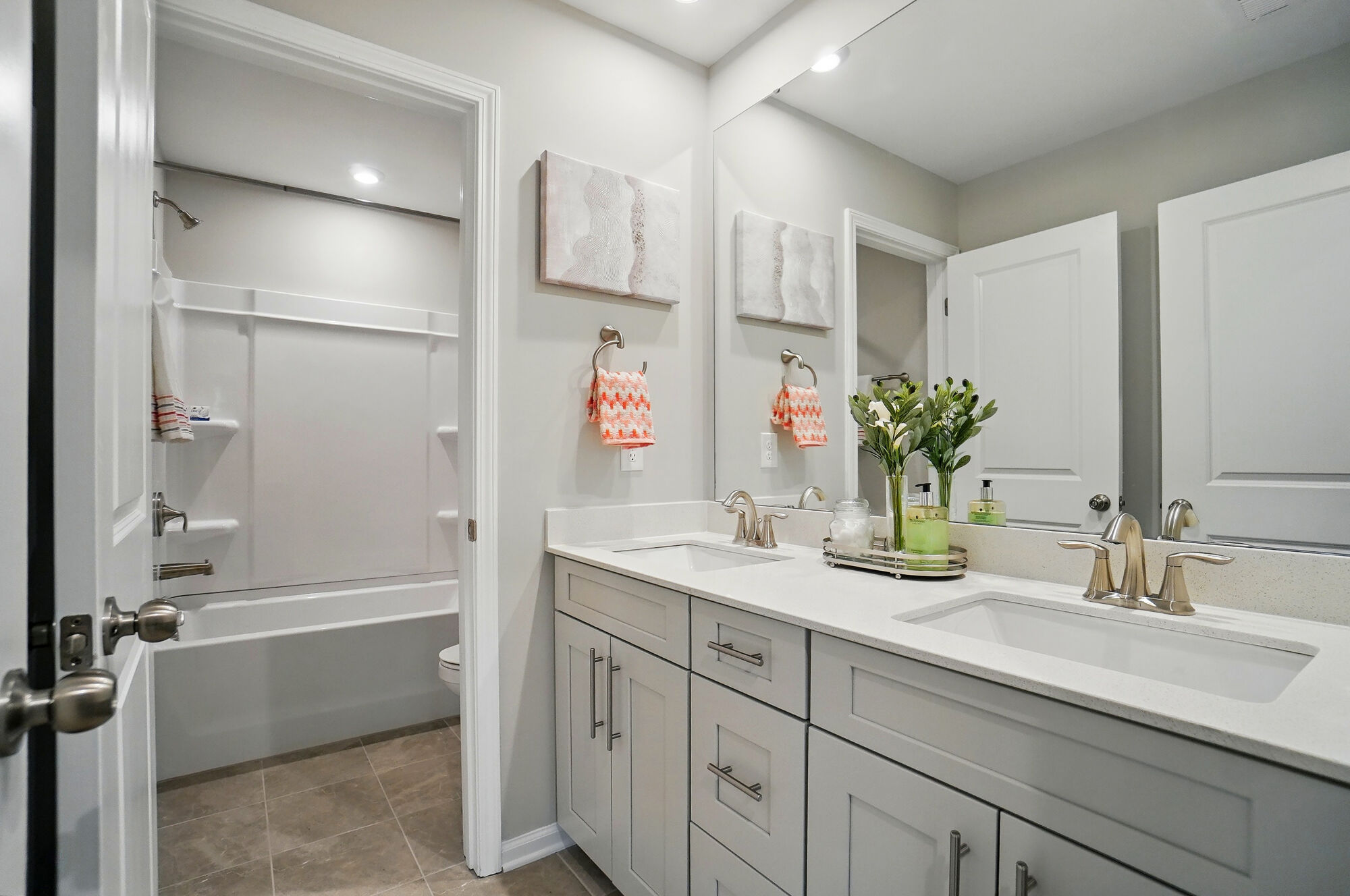 Upstairs hall full bath