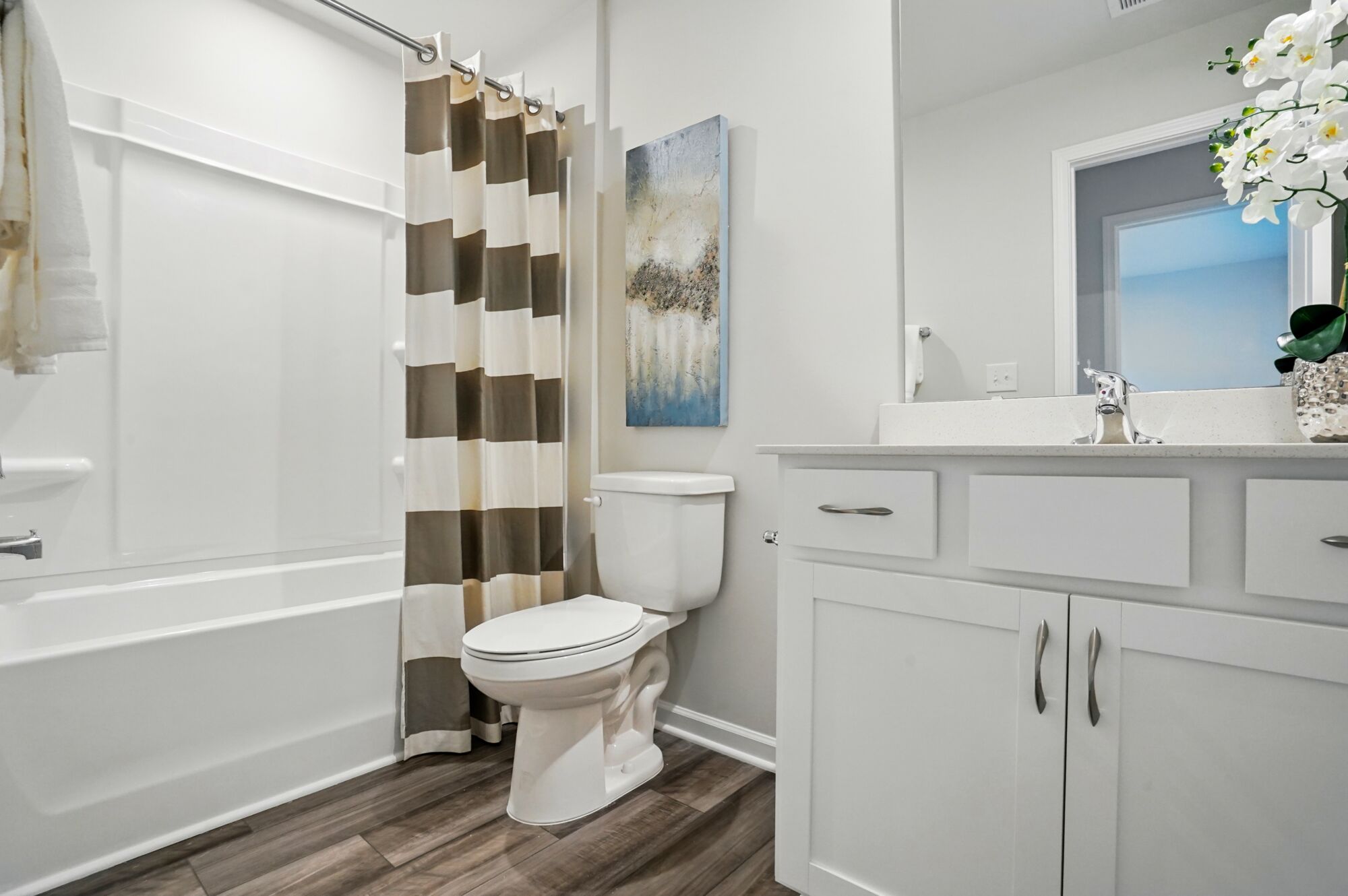 Upstairs hall full bath