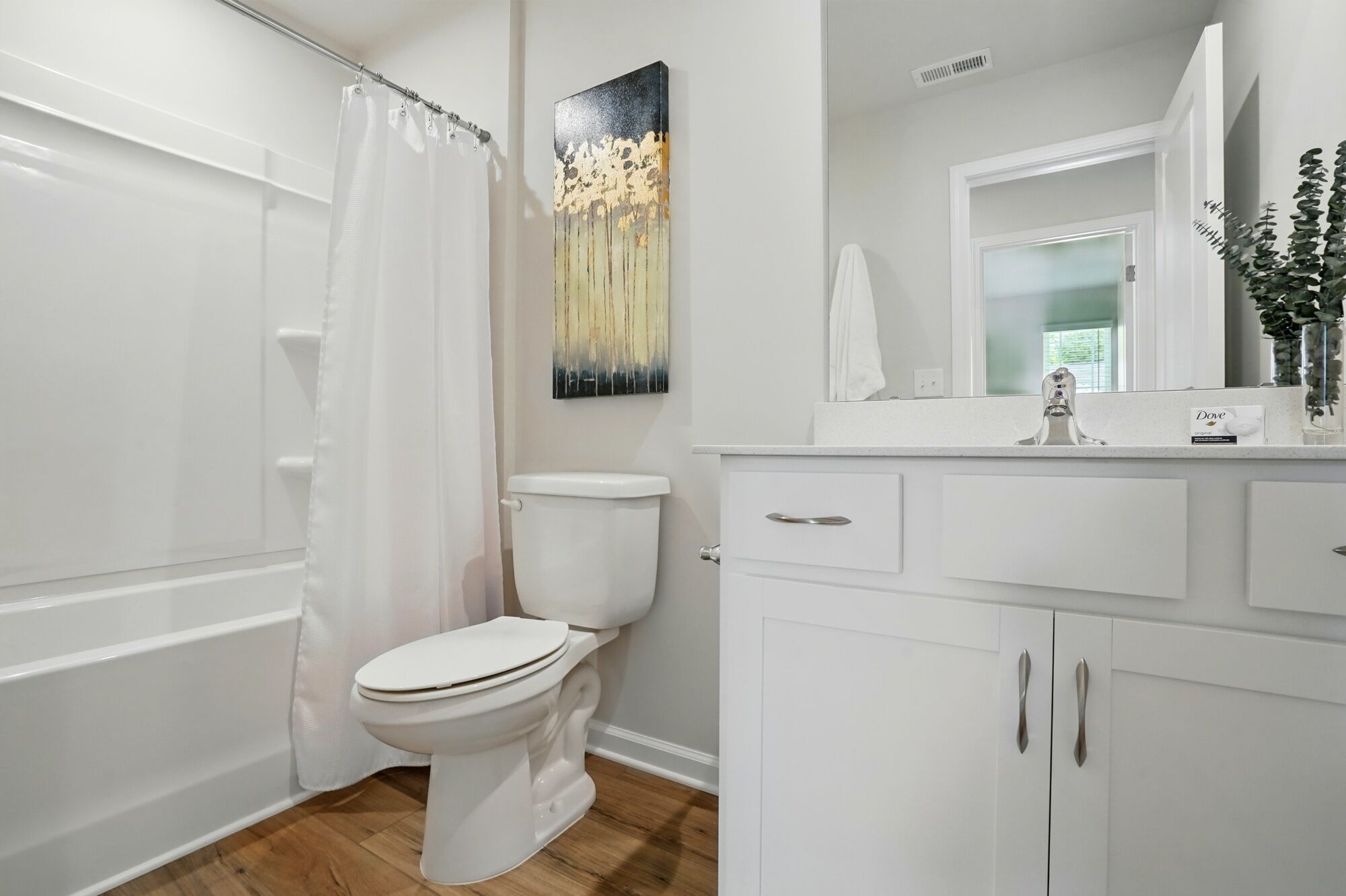 Upstairs hall full bath