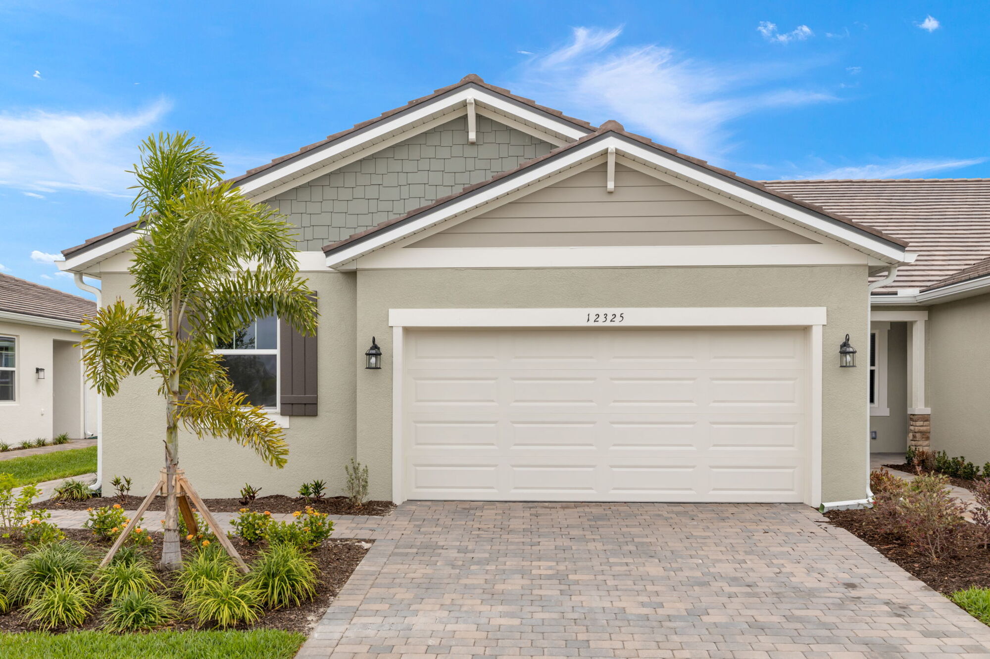 craftsman, paver drive, garage. villa