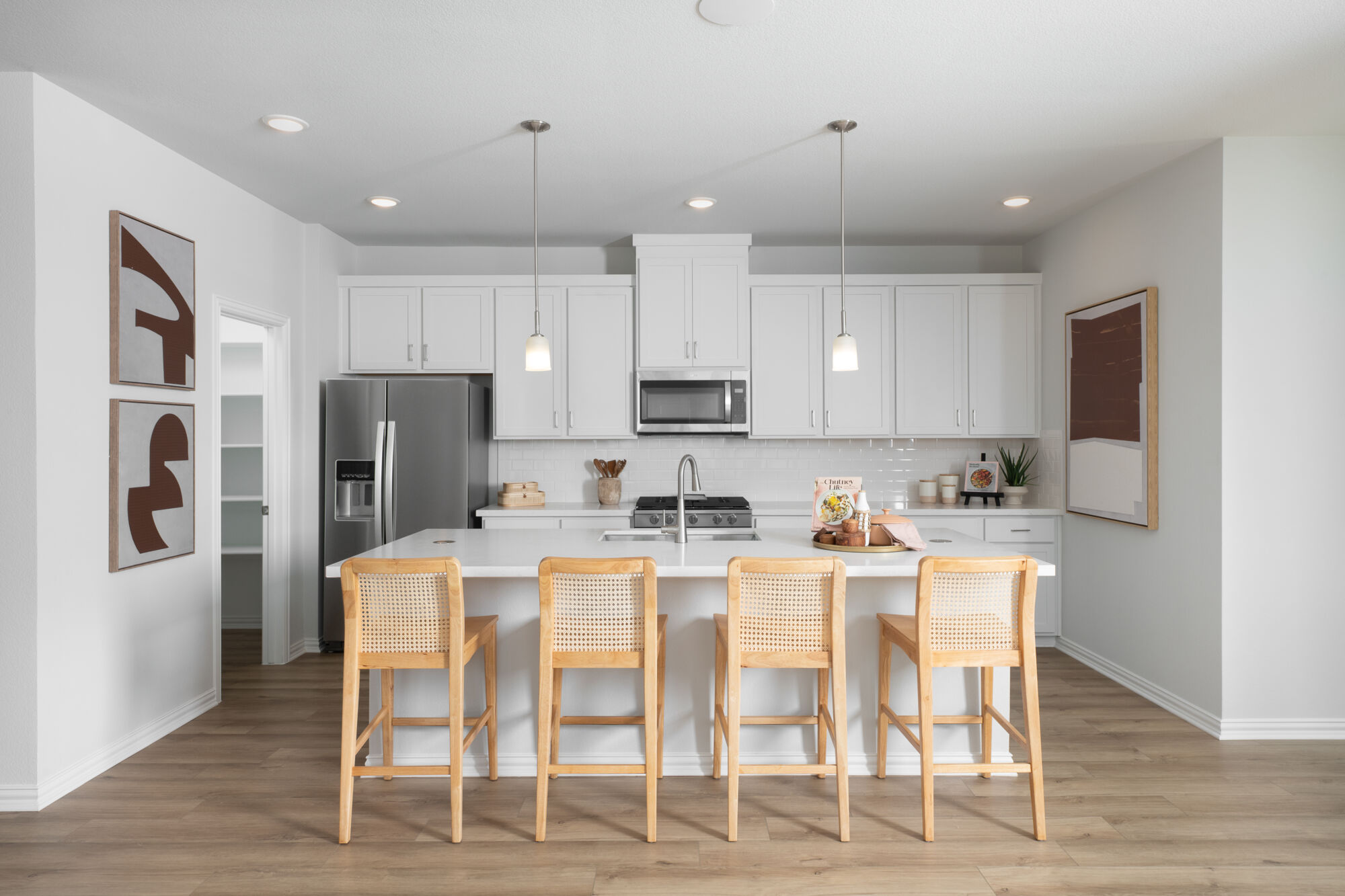 Photo representation of the Elinor model. Colors, finishes and options will vary.