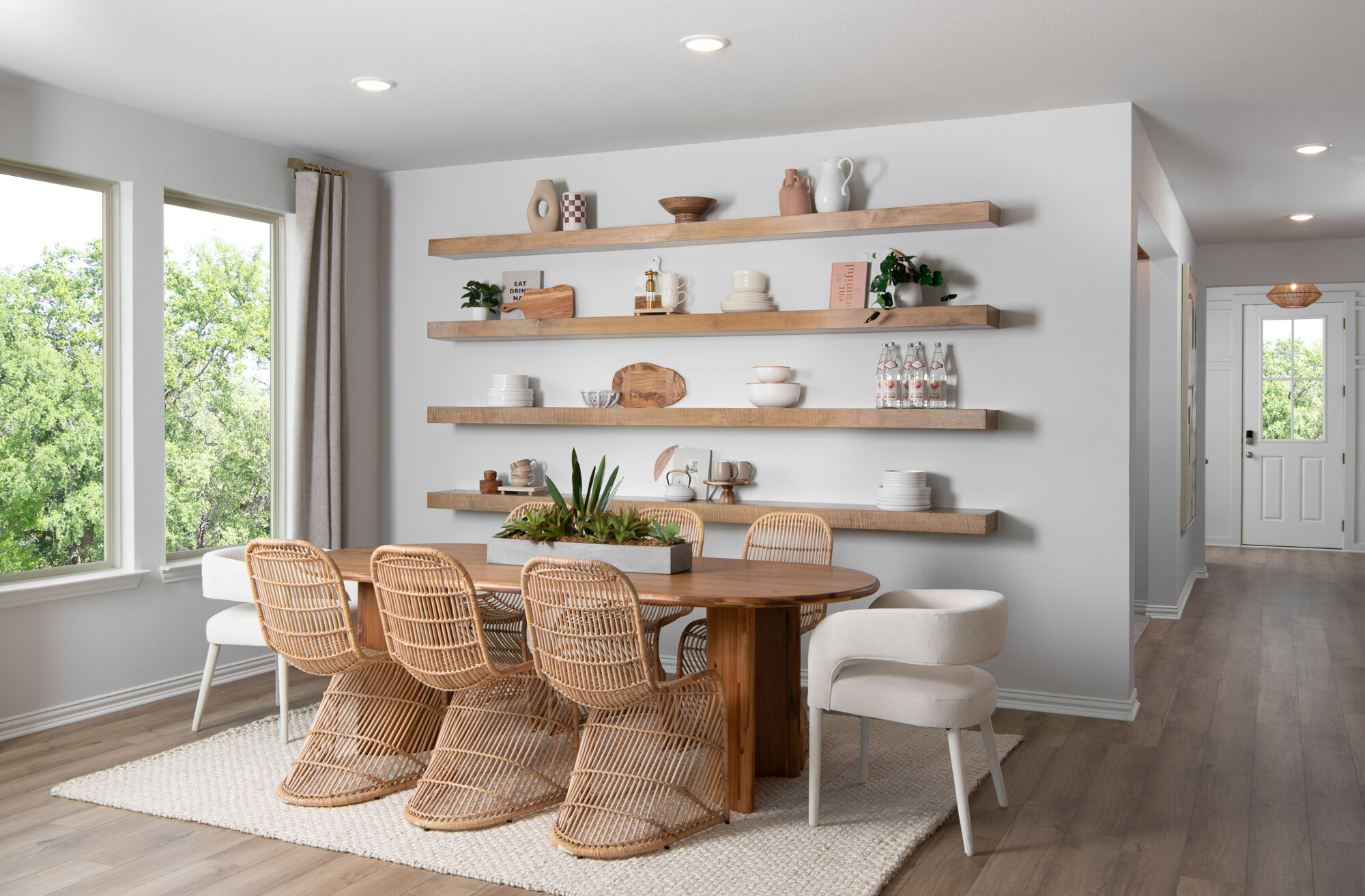Photo representation of the Elinor model. Colors, finishes and options will vary.