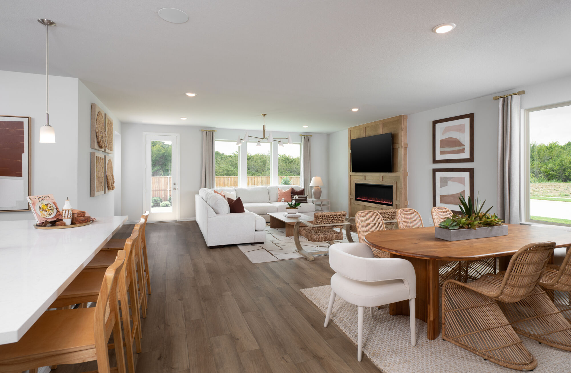 Photo representation of the Elinor model. Colors, finishes and options will vary.